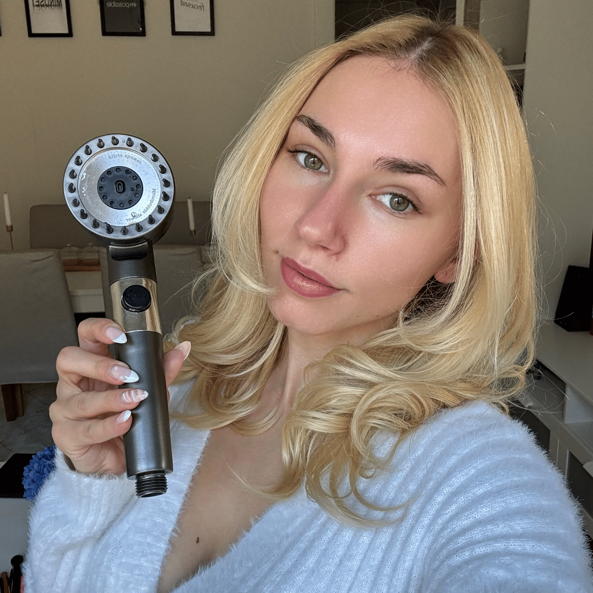 files/imgi_266_Veronika_J_selfie_with_product_b68fbeeb-05b1-45df-a8d8-b2ddde7f4fa0.png